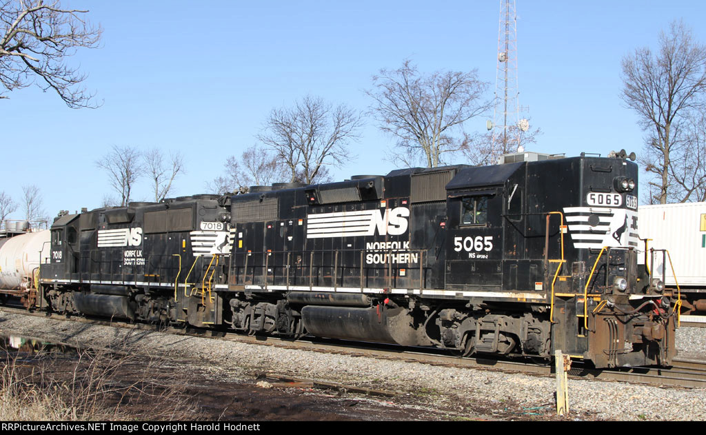 NS 5065 & 7018 lead train PP05 down the lead, behind train 214